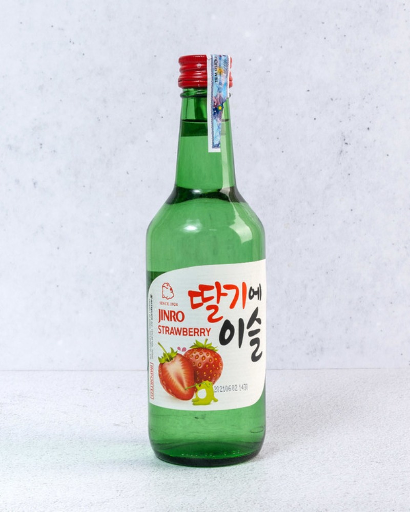 [진로] 딸기에 이슬 소주 soju 360ml 제조일: 2021.10.06